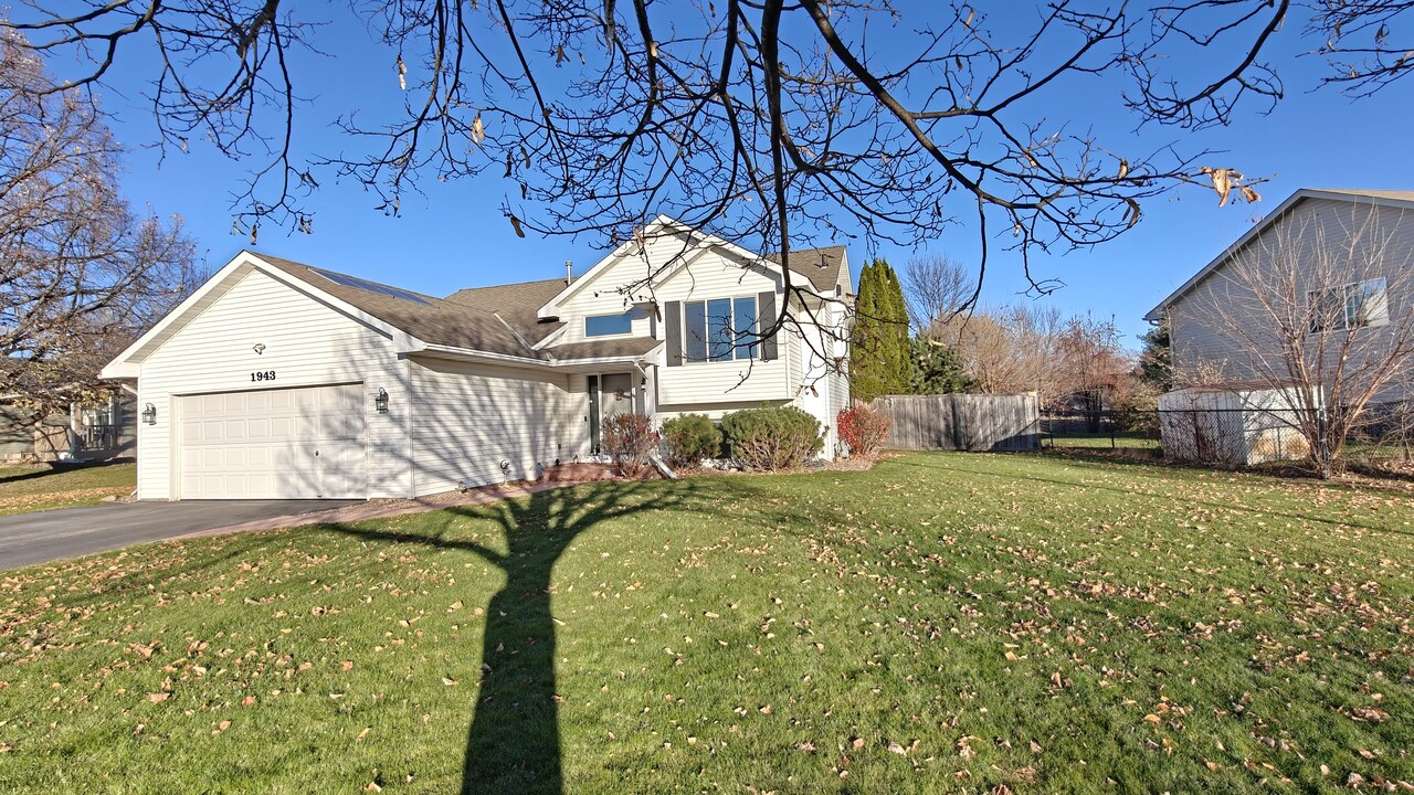 1943 Parkway Ave in Shakopee, MN - Foto de edificio