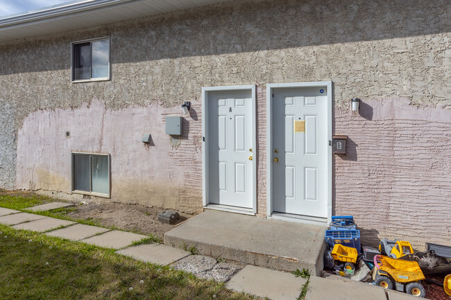 11428 Elbow Dr SW in Calgary, AB - Building Photo - Building Photo