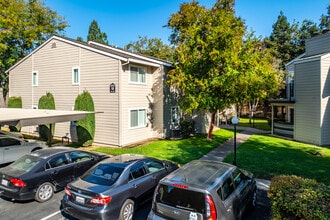 Emerald Vista Apartments in Elk Grove, CA - Foto de edificio - Building Photo
