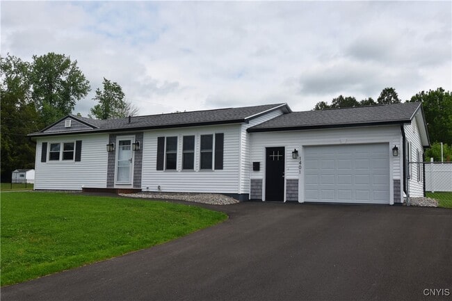 1401 Woodbury Dr in Utica, NY - Building Photo - Building Photo