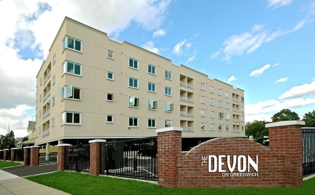 The Devon on Greenwich in Hempstead, NY - Building Photo - Building Photo