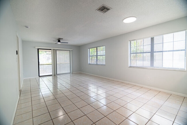 5254 Treetops Dr in Naples, FL - Foto de edificio - Building Photo