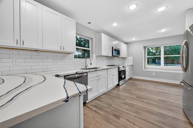 19543 Quiet Brook Dr in Houston, TX - Building Photo - Building Photo