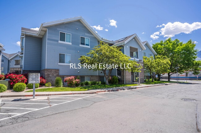 property at 1547 N Riverside Ave