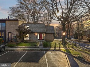 7917 Schuyler Ct, Unit MAIN LEVEL in Annandale, VA - Foto de edificio - Building Photo