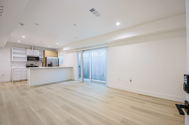 1321 N June St, Unit 3 in Los Angeles, CA - Building Photo - Building Photo