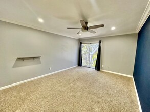 4900 Rosehedge Dr in La Mesa, CA - Foto de edificio - Building Photo