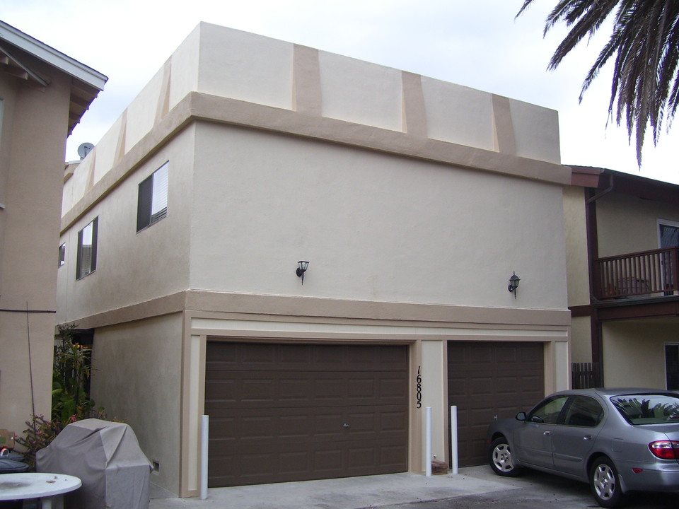 16805 14th St in Sunset Beach, CA - Foto de edificio