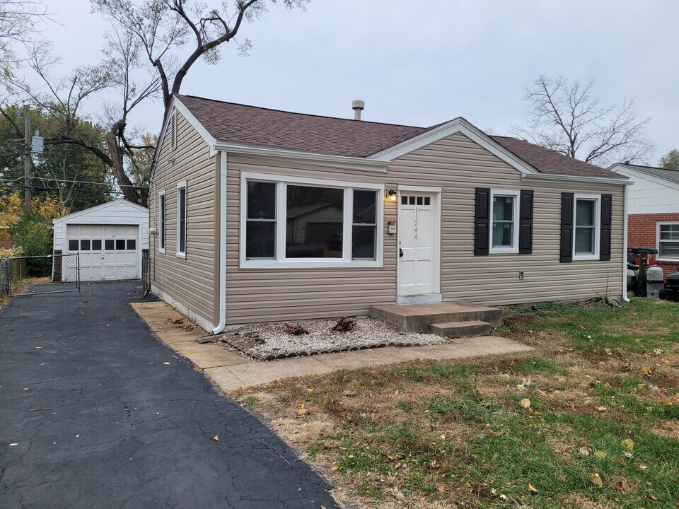 11244 Saint Clement Ln in St. Ann, MO - Foto de edificio