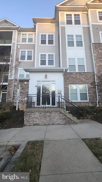 1311 Karen Blvd, Unit 406 in Capitol Heights, MD - Building Photo