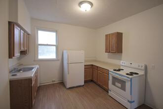 422 S Trenton Ave, Unit 2 in Pittsburgh, PA - Building Photo - Building Photo