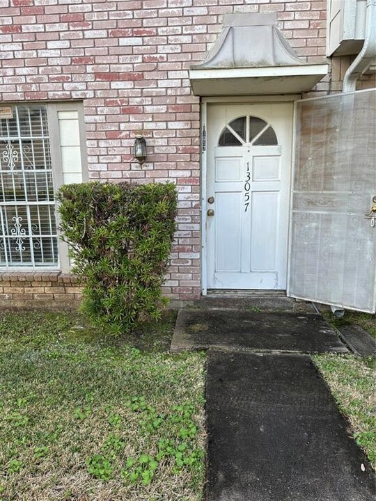 13057 Clarewood Dr in Houston, TX - Building Photo