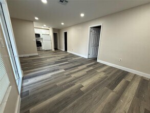 3033 NW 43rd Ave in Lauderdale Lakes, FL - Foto de edificio - Building Photo