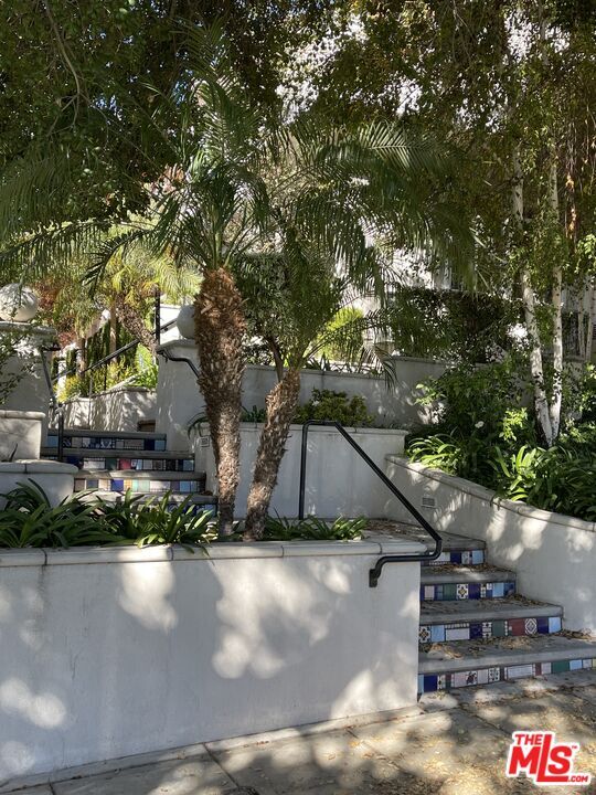 717 E Olive Ave in Burbank, CA - Building Photo - Building Photo