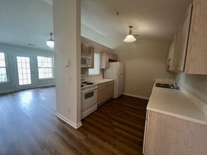 905 Hanahan Ct, Unit 3D in Greensboro, NC - Foto de edificio - Building Photo