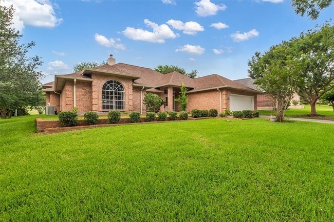 121 April Waters Dr N in Montgomery, TX - Building Photo - Building Photo