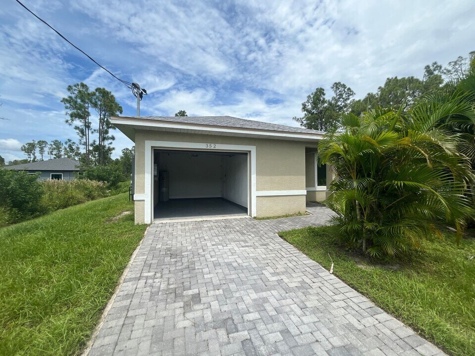 352 Justice Ave in Lehigh Acres, FL - Building Photo