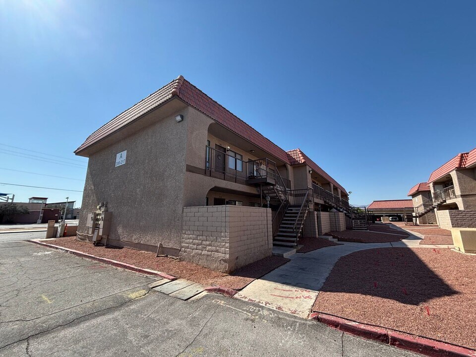 4300 N Lamont St in Las Vegas, NV - Building Photo