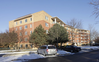 Creekside at Old Orchard in Mount Prospect, IL - Building Photo - Building Photo