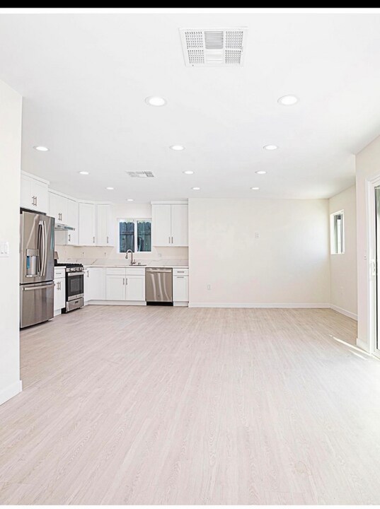 6638 Lindley Ave in Los Angeles, CA - Building Photo