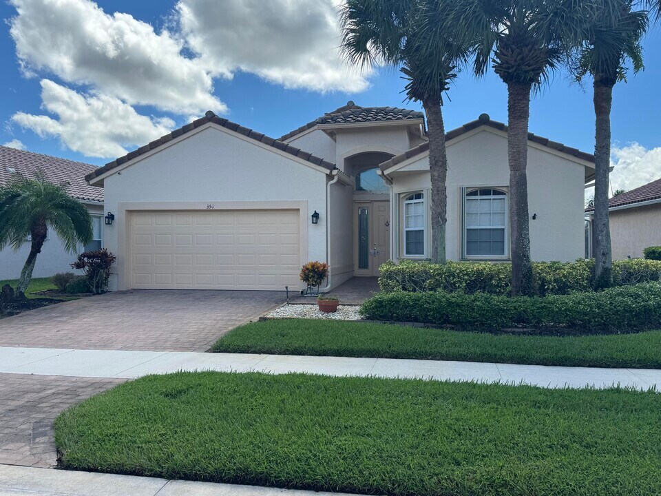 351 NW Shoreview Dr in Port St. Lucie, FL - Building Photo