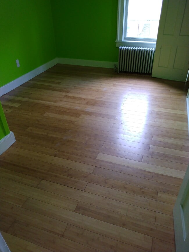 7 Locust Ave, Unit 2nd Floor in Danbury, CT - Foto de edificio - Building Photo