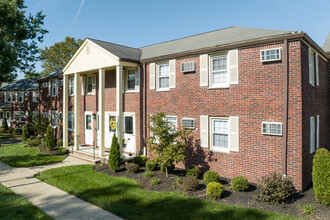 Riverview Gardens in North Arlington, NJ - Building Photo - Building Photo