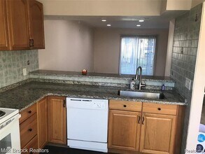 1653 Wimbledon Dr in Walled Lake, MI - Building Photo - Building Photo