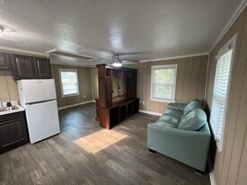 2210 Broadway St, Unit Garage apartment in Beaumont, TX - Building Photo