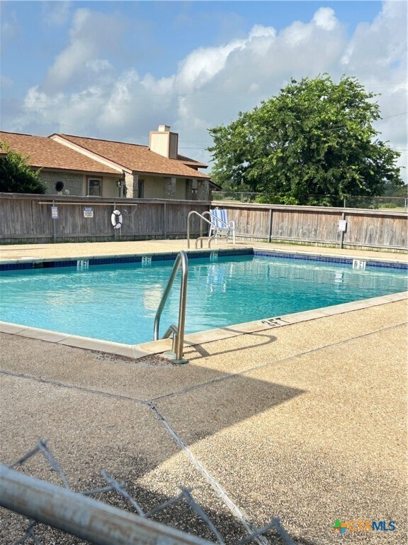1051 Country Club Unit G #26 Dr in Seguin, TX - Building Photo - Building Photo