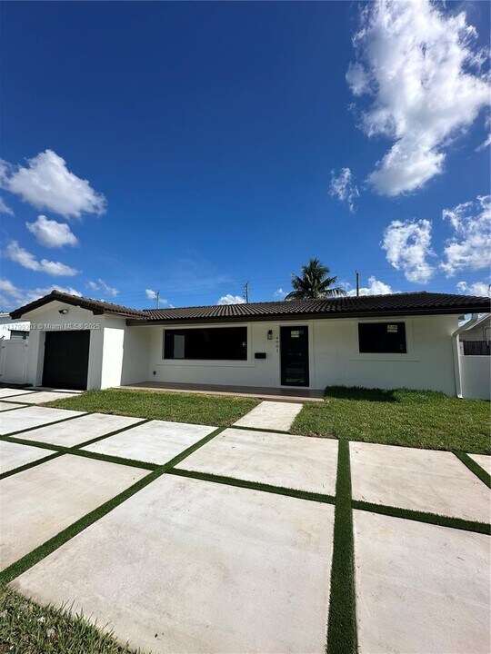 4901 Washington St in Hollywood, FL - Building Photo