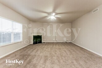 7715 Firecrest Ln in Indianapolis, IN - Foto de edificio - Building Photo