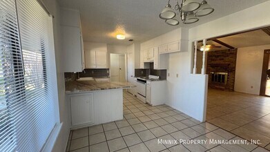 8206 Lynnhaven Ave in Lubbock, TX - Building Photo - Building Photo