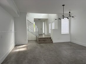 3172 NE 211th St in Aventura, FL - Building Photo - Building Photo