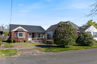 1014 NE Hembree St in McMinnville, OR - Building Photo - Building Photo