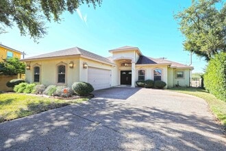 103 Yellowstone Lake Dr in Laredo, TX - Foto de edificio - Building Photo