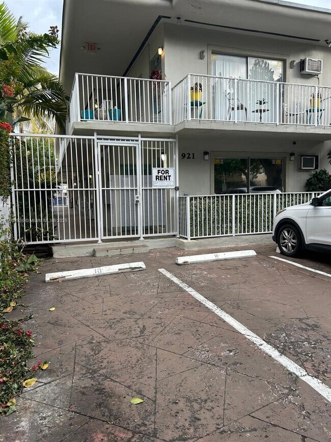 921 Meridian Ave in Miami Beach, FL - Building Photo - Building Photo
