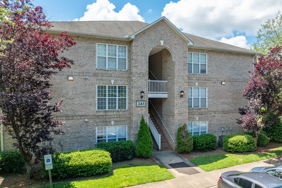 Century Oaks on College in Greensboro, NC - Foto de edificio