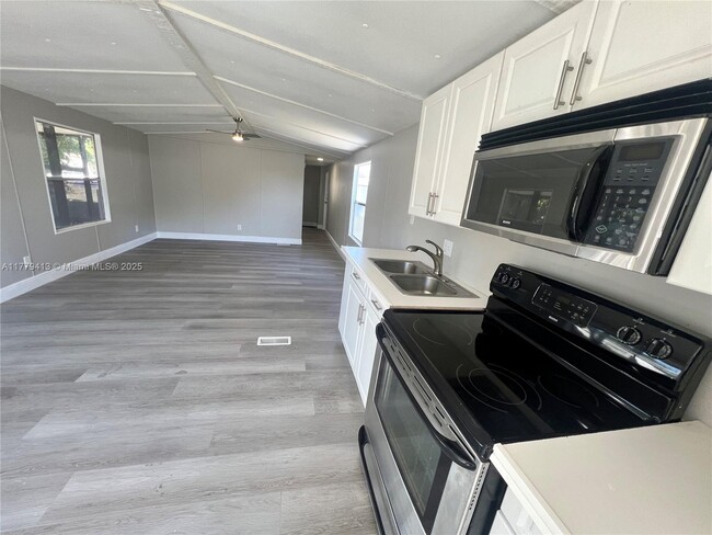 5321 SW 35th Manor in Davie, FL - Building Photo - Building Photo