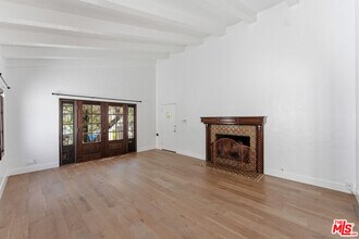 537 N Poinsettia Pl in Los Angeles, CA - Building Photo - Building Photo