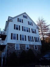 405 Mohegan Ave Pkwy in Waterford, CT - Foto de edificio - Building Photo