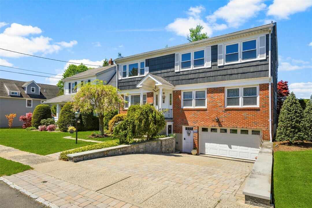 237 Gainsborg Ave E in Harrison, NY - Building Photo