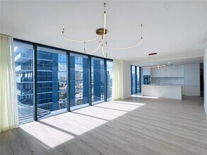 700 NE 24th St, Unit 2507 in Miami, FL - Foto de edificio - Building Photo