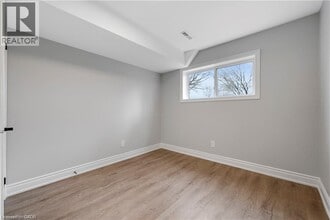 8059 Aintree Dr in Niagara Falls, ON - Building Photo - Building Photo