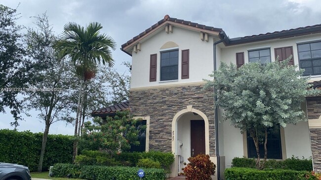 8987 W 35th Ave in Hialeah, FL - Foto de edificio - Building Photo