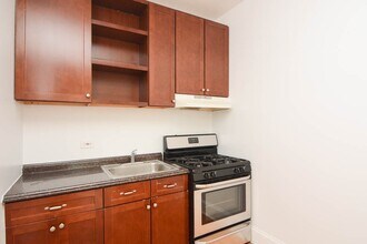 2704 N Sawyer Ave in Chicago, IL - Foto de edificio - Building Photo