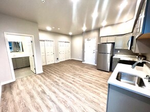 2330 Yakima Ct, Unit C104 in Tacoma, WA - Foto de edificio - Building Photo