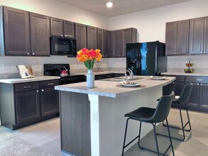 542 Newmont Cir in Ruskin, FL - Building Photo - Building Photo