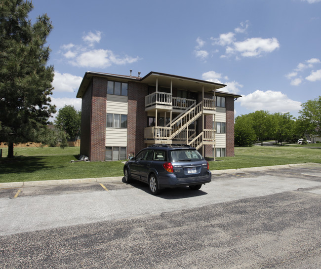 5501 S 31st St in Lincoln, NE - Foto de edificio - Building Photo