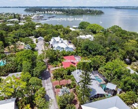 6830 Hughes St in Longboat Key, FL - Foto de edificio - Building Photo